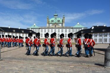 Kongeparret bydes velkommen til Fredensborg den 2. maj