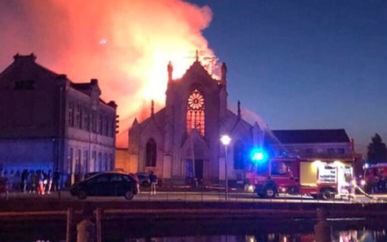 Politiet har anholdt den mand, der satte ild til en kirke i det nordlige Frankrig