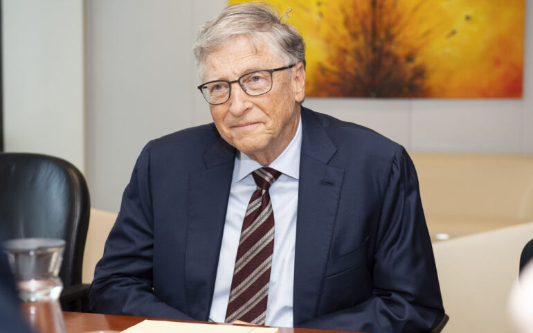 Bill Gates skal møde op i en hollandsk rets­sal. Anklaget for at lyve om mRNA-vacciner