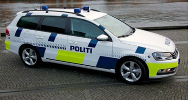 Den Korte Avis | En gammel kending af politiet gemte sig på et toilet under en voldsturné, der ramte både almindelige borgere og en offentligt ansat