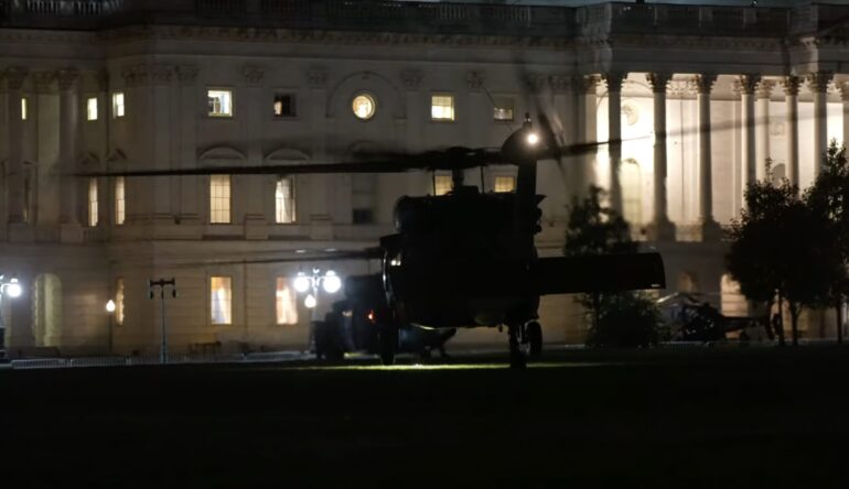 Helikoptere over Capitol Hill skaber atmosfære af undtagelsestilstand