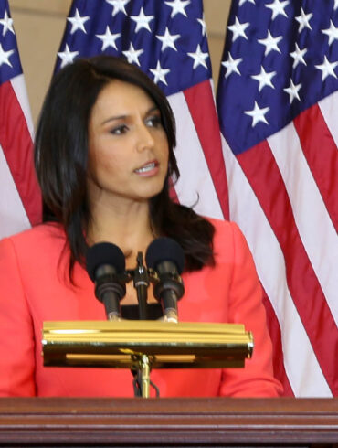 Tulsi Gabbard omfavner Trump og melder sig ind i det republikanske parti "af kærlighed til landet"