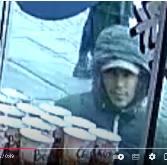 Den Korte Avis | Video: Han er på vej ind i butikken, hvor han trækker en stor kniv frem … politiet efterlyser arabisktalende mand