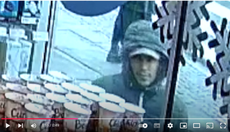 Den Korte Avis | Video: Han er på vej ind i butikken, hvor han trækker en stor kniv frem … politiet efterlyser arabisktalende mand