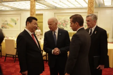 Nationalarkivet frigiver fotos af Joe og Hunter Biden i Kina i 2013