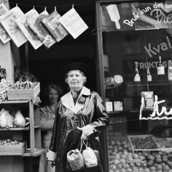 Inger Marie Munch på handletur (c.1935).