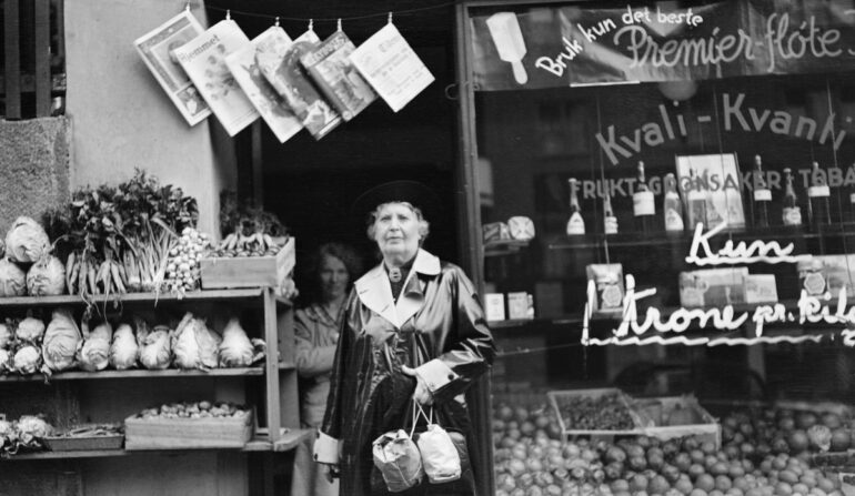 Inger Marie Munch på handletur (c.1935).