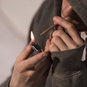 Den Korte Avis | Politiet måtte med vold skaffe sig adgang til lejligheden og fandt to personer i hjælpeløs tilstand – de havde røget syntetisk cannabis