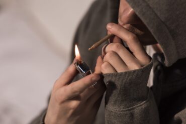 Den Korte Avis | Politiet måtte med vold skaffe sig adgang til lejligheden og fandt to personer i hjælpeløs tilstand – de havde røget syntetisk cannabis