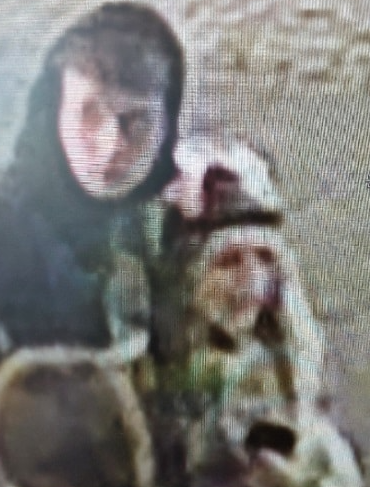 Den Korte Avis | Politiet efterlyser mand og kvinde bag brutalt overfald – manden sparkede ofret i hovedet, og kvinden sparkede ham på kroppen