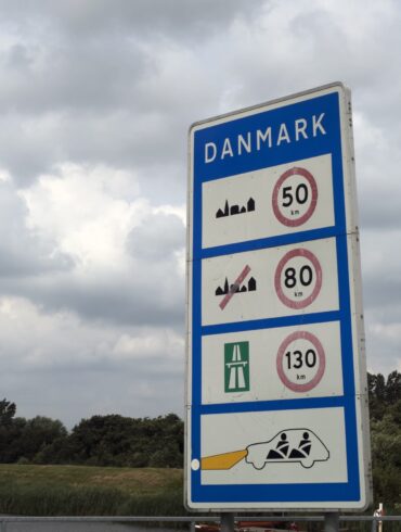 Den Korte Avis | To serbiske mænd blev taget af grænsepoliti, da de rejste ud af Danmark med bilen fuld af tyvekoster