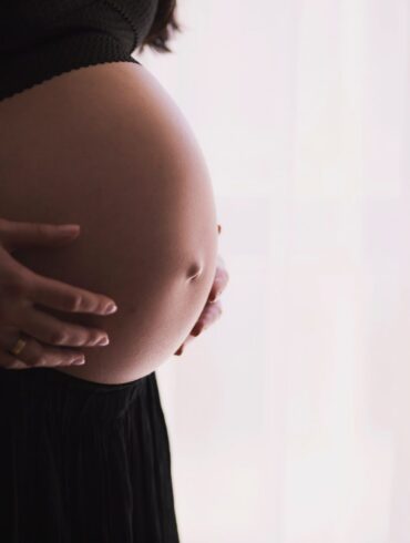 Gravid kvinde og hendes kæreste overfaldet af fem maskerede mænd