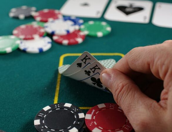 Sådan Mestrer Du Bluffens Kunst i Poker
