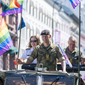 De norske væbnede styrker mangler køretøj og ammunition m.m. – annoncerer en stilling som diversitets-rådgiver med en løn på 950.000
