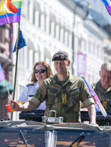 De norske væbnede styrker mangler køretøj og ammunition m.m. – annoncerer en stilling som diversitets-rådgiver med en løn på 950.000