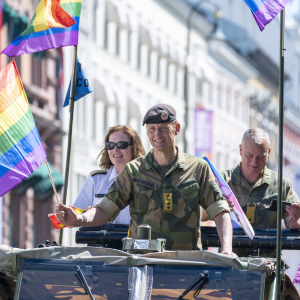 De norske væbnede styrker mangler køretøj og ammunition m.m. – annoncerer en stilling som diversitets-rådgiver med en løn på 950.000