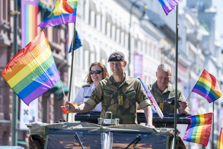 De norske væbnede styrker mangler køretøj og ammunition m.m. – annoncerer en stilling som diversitets-rådgiver med en løn på 950.000