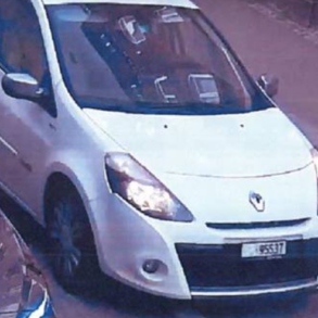 Den Korte Avis | Efter voldsomt røveri i urbutik: Politiet efterlyser nu en hvid Renault Clio med schweiziske nummerplader