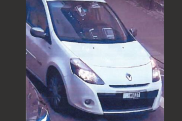 Den Korte Avis | Efter voldsomt røveri i urbutik: Politiet efterlyser nu en hvid Renault Clio med schweiziske nummerplader