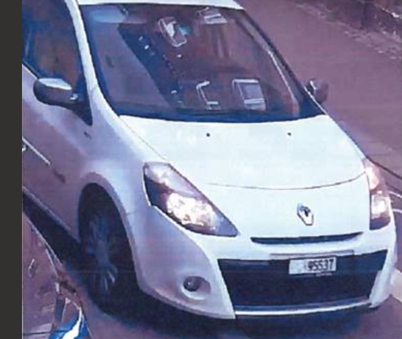 Den Korte Avis | Efter voldsomt røveri i urbutik: Politiet efterlyser nu en hvid Renault Clio med schweiziske nummerplader