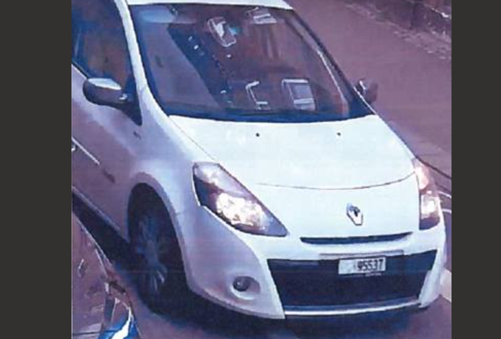 Den Korte Avis | Efter voldsomt røveri i urbutik: Politiet efterlyser nu en hvid Renault Clio med schweiziske nummerplader