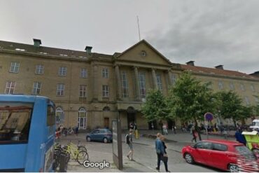 Den Korte Avis | Knivdrama på banegården i Aarhus: En 23 mand overfaldet og stukket i halsen med en kniv