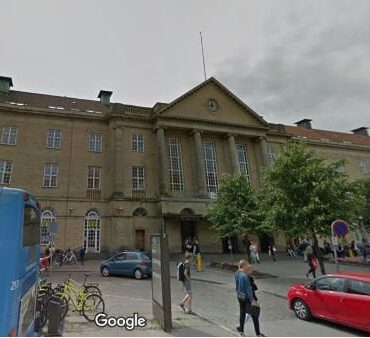 Den Korte Avis | Knivdrama på banegården i Aarhus: En 23 mand overfaldet og stukket i halsen med en kniv