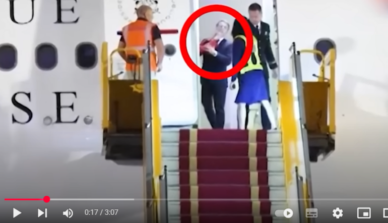 Den Korte Avis | Video gået viral: Blev Macron slået af sin kone på vej ud af flyet i Hanoi?