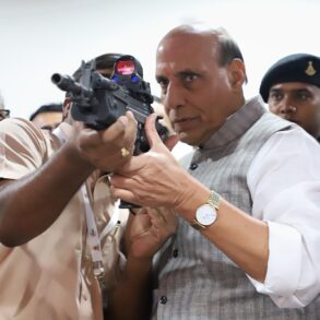 Indiens forsvars­minister: – Er atom­våben sikre i hænderne på en slyngel­stat som Pakistan?