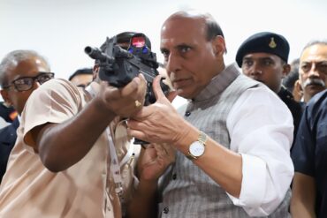 Indiens forsvars­minister: – Er atom­våben sikre i hænderne på en slyngel­stat som Pakistan?