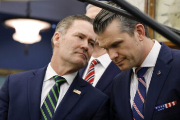 Mike Waltz er ude