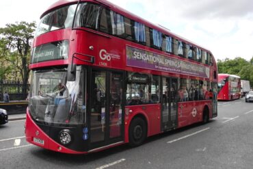 To drenge tilstår at have myrdet 14-årig i brutalt machete-angreb på London-bus