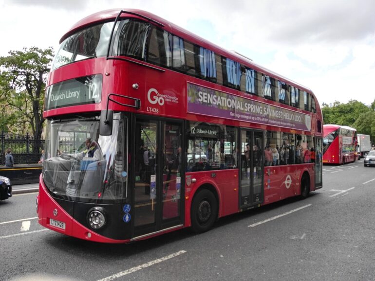 To drenge tilstår at have myrdet 14-årig i brutalt machete-angreb på London-bus