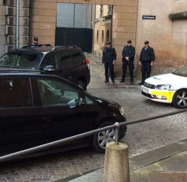 Den Korte Avis | Klar besked til banderne fra byretten: Bandemedlemmer fik livstidsdomme og udvisninger for drabsforsøg og våbenbesiddelse