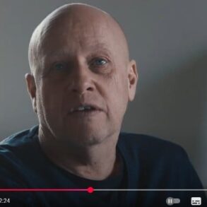 Den Korte Avis | NY FILM: Er det i orden bare at tage de penge, man synes, man er berettiget til og stikke af med kassen? Uanset svaret, var det, hvad kunstneren Jens Haaning gjorde