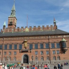 Den Korte Avis | Ansat ved Københavns Kommune er anholdt og sigtet for medvirken til drabsforsøg – forsynede bander med adresser til planlægning af drab