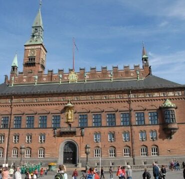 Den Korte Avis | Ansat ved Københavns Kommune er anholdt og sigtet for medvirken til drabsforsøg – forsynede bander med adresser til planlægning af drab