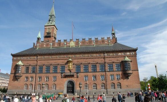Den Korte Avis | Ansat ved Københavns Kommune er anholdt og sigtet for medvirken til drabsforsøg – forsynede bander med adresser til planlægning af drab