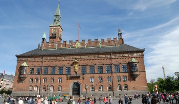 Den Korte Avis | Ansat ved Københavns Kommune er anholdt og sigtet for medvirken til drabsforsøg – forsynede bander med adresser til planlægning af drab