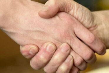Den Korte Avis | I Danmark giver vi hånd til hinanden – det skal muslimer bøje sig for