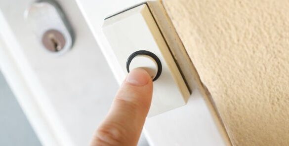 Den Korte Avis | Iført høje hæle og falsk pelsjakke gav en kvinde med accent sig ud for at være hjemmehjælper