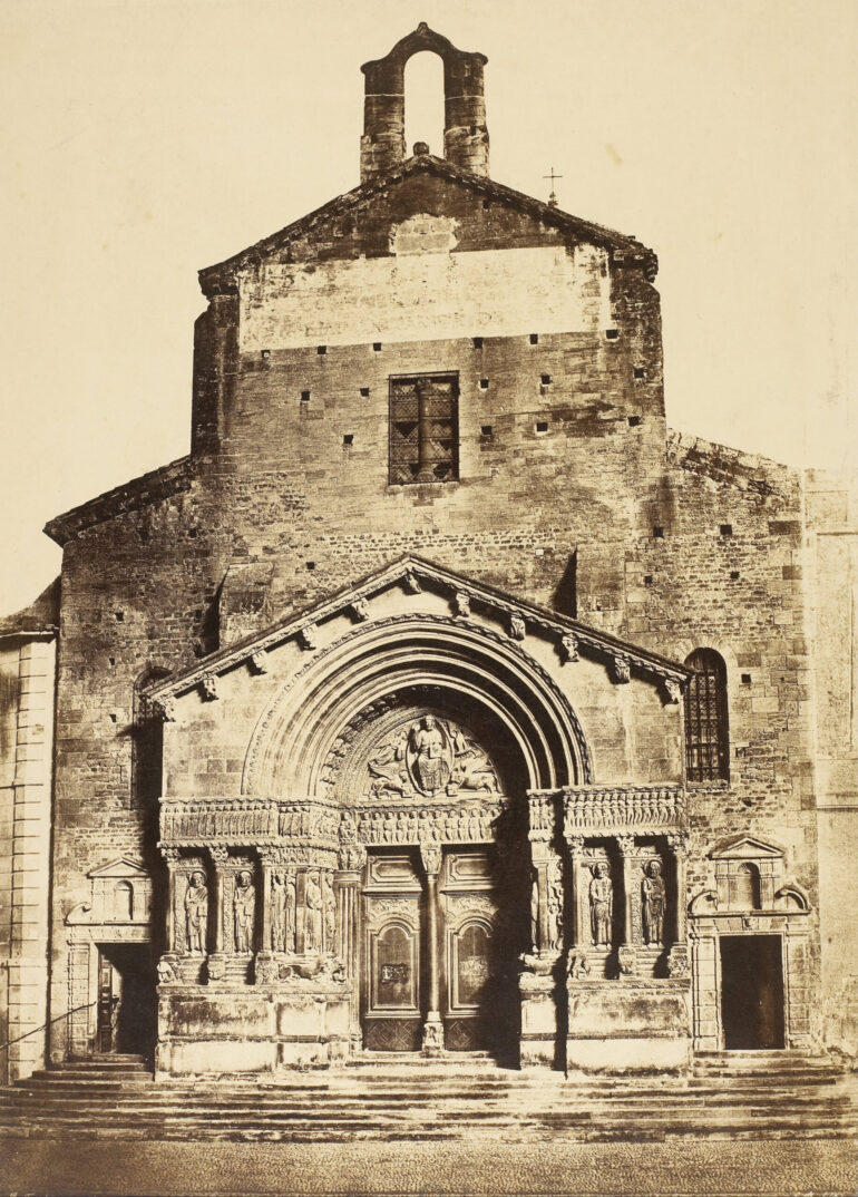 Fasaden av St. Trophime i Arles (1851).