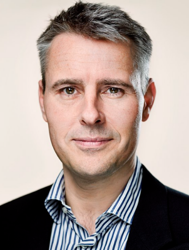 Den Korte Avis | ”Jeg jagtede en mand i en grøn sofa” – sådan lød Sass Larsens forklaring i retten på over 8.000 billeder og videoer med overgrebsmateriale med børn