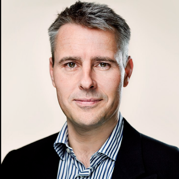 Den Korte Avis | ”Jeg jagtede en mand i en grøn sofa” – sådan lød Sass Larsens forklaring i retten på over 8.000 billeder og videoer med overgrebsmateriale med børn