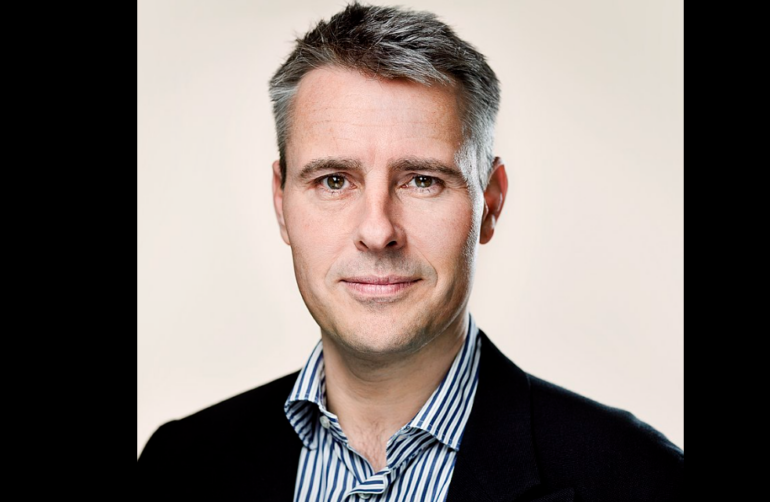 Den Korte Avis | ”Jeg jagtede en mand i en grøn sofa” – sådan lød Sass Larsens forklaring i retten på over 8.000 billeder og videoer med overgrebsmateriale med børn