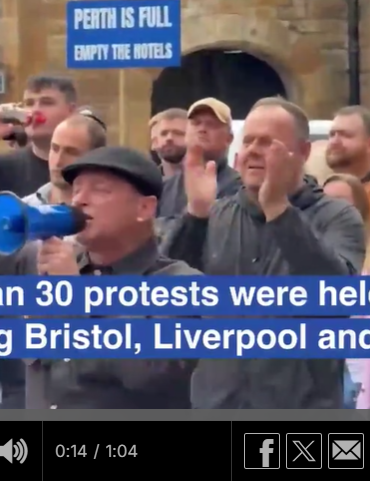 Den Korte Avis | Kaos i England: Tusindvis af illegale migranter bor på dyre hoteller – voldsomme protester i 30 byer