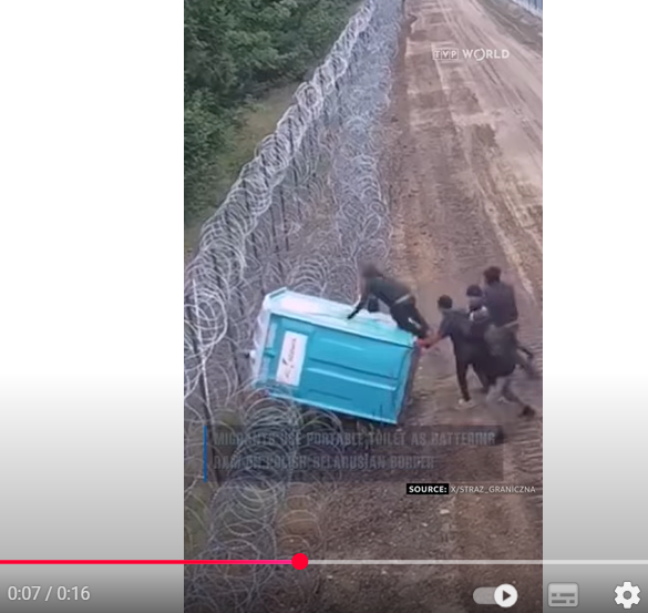 Den Korte Avis | Migranter fra Belarus forsøger at komme ind i Polen via et transportabelt toilet – har også brugt molovcocktails mod grænsevagter