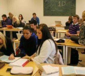 Den Korte Avis | Ny CEPOS-analyse: Stor forskel på årskarakterer og prøvekarakterer i gymnasiet. Se forskellen på dit lokale gymnasium her