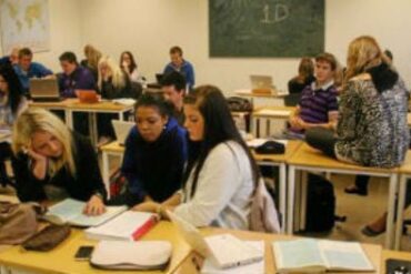 Den Korte Avis | Ny CEPOS-analyse: Stor forskel på årskarakterer og prøvekarakterer i gymnasiet. Se forskellen på dit lokale gymnasium her