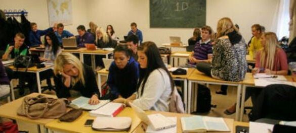 Den Korte Avis | Ny CEPOS-analyse: Stor forskel på årskarakterer og prøvekarakterer i gymnasiet. Se forskellen på dit lokale gymnasium her